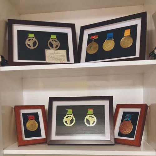 Display medals